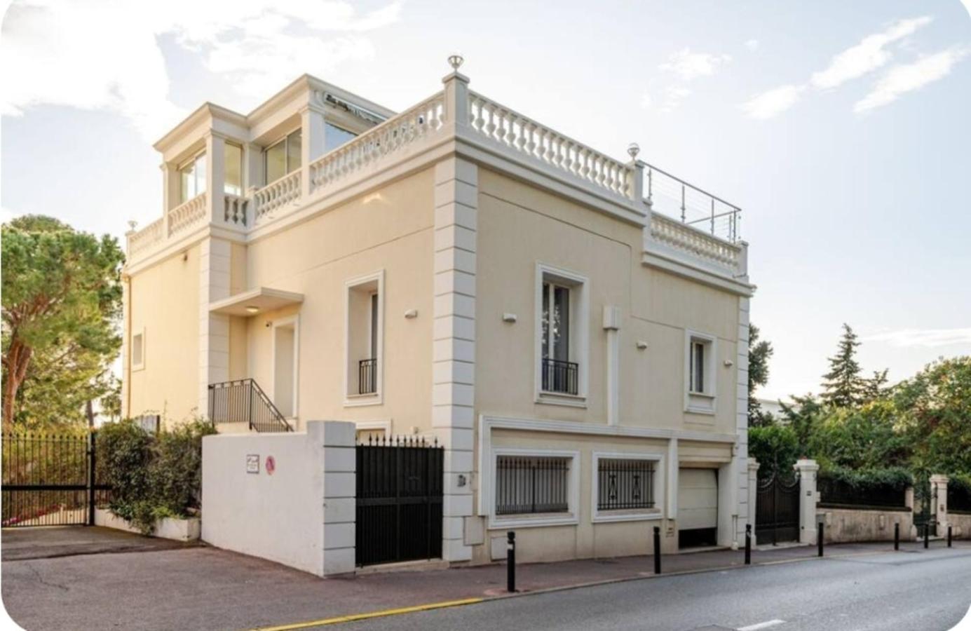 Luxurious Center Five Minutes From